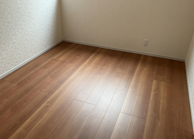 【洋室】 | 洋室のメリットは重い家具が置きやすく、身の回りが整理しやすいことです。 床がフローリングのため畳とは異なり凹みにくいです。 クローゼットなど収納が豊富で、普段使わない旅行カバンや服の整頓も簡単にです。