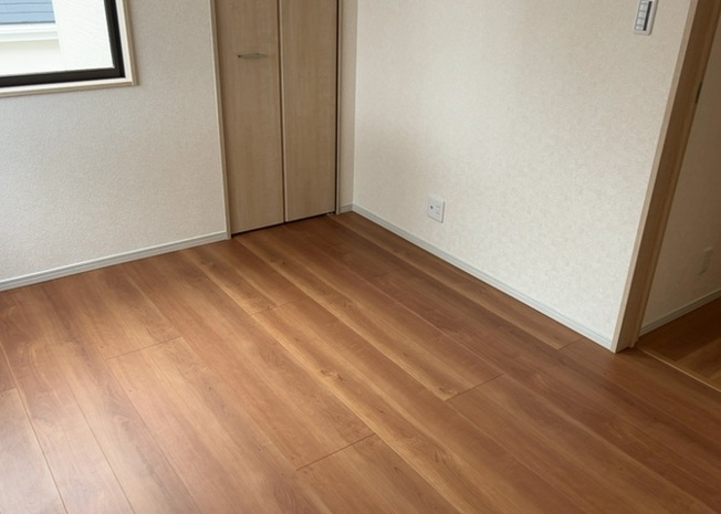 【寝室】 | 寝室でゆっくりと過ごすためにはベッド周りの適度な空間を担保することや窓の位置、照明の明るさ、寝室の広さなどを考える必要があります。自身や家族の構成とライフスタイルに併せて寝室にする部屋を選びましょう！