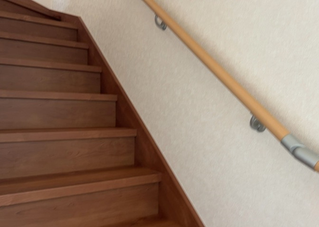 【内装】 | 建物の上下階の通路である階段は、その位置によって動線や室内の印象が大きく左右されます。手摺にも重要な役割があり、転倒の防止・歩行や動作を円滑にして日常生活を支えることを主な目的として設置されています。