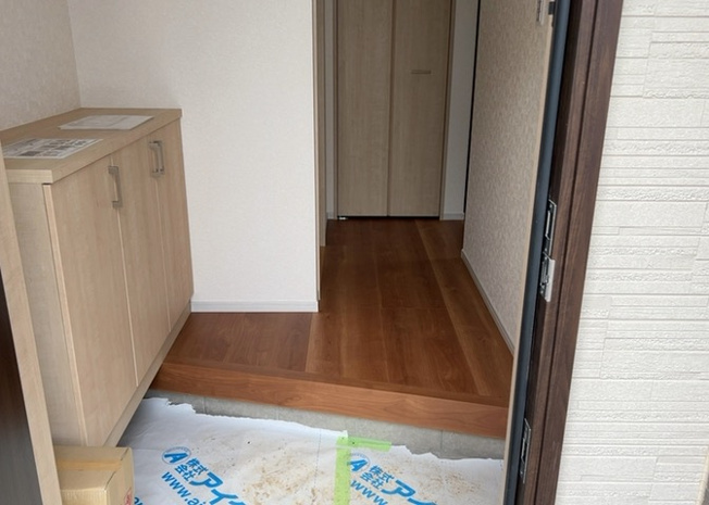 【玄関】 | 玄関は家の顔でもあり、家族以外の目にも止まる場所です。玄関は外との間を仕切る扉、靴などをしまっておく収納スペース、靴脱ぎのたたきスペース、来客とのやり取りをするドアホンなど複数のアイテムからなります。