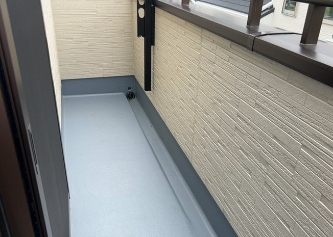 【バルコニー】 | バルコニーは、室外の専用スペースのうち、「屋根がなく開放された空間」であるものを指します。ベランダより広いタイプのものが多く、日当たりもよいため家庭菜園などを楽しみたい人にとって適した環境となります。