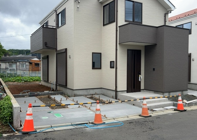 【外観】 | ついに完成致しました！現地をご見学に行く際は、道路の幅や周辺の交通量、施設などをご確認頂くことをおすすめします！物件の流れが早いため、内見をしたい方はお早めに当社営業までお問い合わせ頂きご予約下さい！