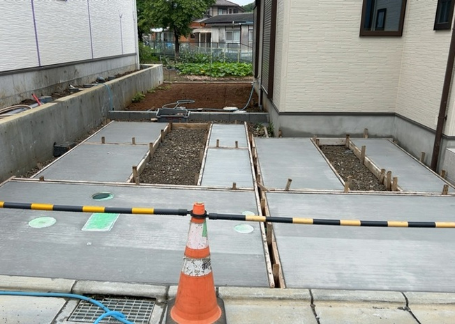 【駐車場】 | 駐車場と明記されていても、最小スペースでつくられた駐車場だと大型車は駐車できなかったり、出入りしにくくなったりする可能性があります。お車のサイズと購入したい物件の駐車場のサイズを現地で確認しましょう。