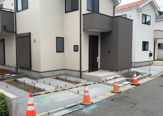 【前面道路含む現地写真】 | 住宅用の土地では前面道路に2m以上接していなければならないと法律で定められています。しかし、お持ちの車のサイズやライフスタイルなどにより、2mでは利便が悪い場合もございますので、事前に確認しましょう。