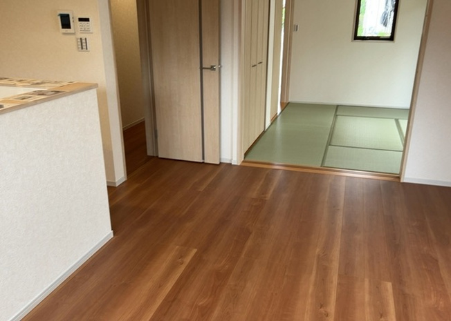 【居間・リビング】 | L型アイランドタイプは、キッチンからダイニングにもリビングにも目が行き届くので、とても使いやすい配置です。L字型独立タイプは、キッチンを独立させてるためLDKというよりもLDといった様なイメージです。