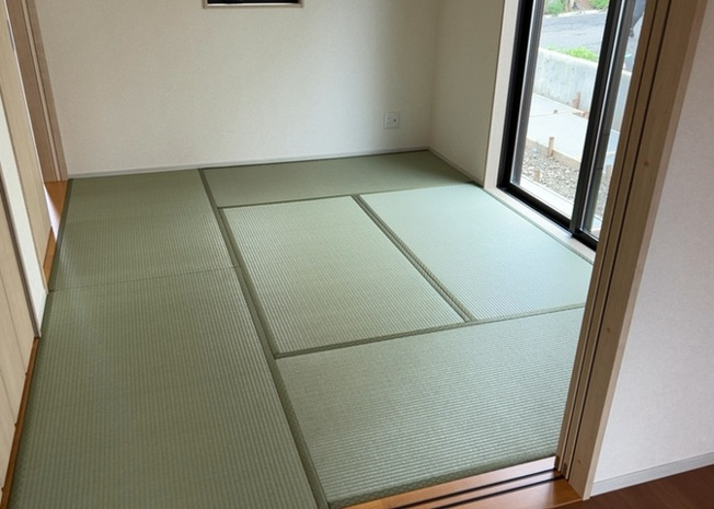 【ダイニング】 | ダイニングは、食事や家族の団らんスペースとしてだけではなく、ほかの用途としても使用することができます。ダイニングテーブルを置き、食事のためのスペースを作ることでリビングとの差別化を図ることができます。