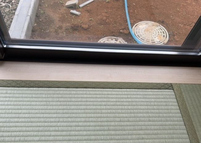 【内装】 | サッシとは、ガラス窓に使用される金属製の窓枠のことです。一般的に住宅建築では、金属製建具工事の段階で備え付けるもので、ガラス類や玄関、バスルームのスチール製のドアなどと同じタイミングで工事を行います。