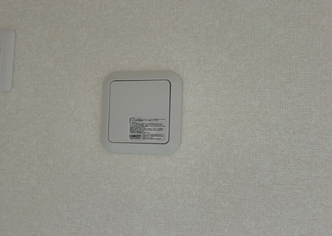【冷暖房・空調設備】 | 1日中建物内の換気が行われるように設計された仕組みです。気密性の高い住宅は、家に籠った空気でシックハウス症候群になる可能性がありますが、24時間換気システムであれば計画的な換気で対策が可能です。