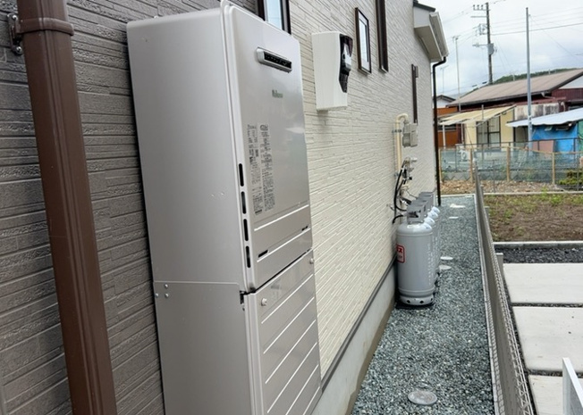 【発電・温水設備】 | 省エネ給湯器とは従来型の給湯器より熱効率が高く、少ない燃料でたくさんのお湯を沸かすことが出来る高効率な給湯器のことを指します。また、省エネ給湯器には種類があり、利便性や効果なども様々です。