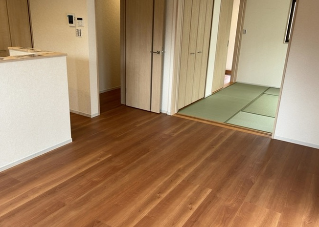 【居間・リビング】 | 直線タイプはLとDKを一直線に並べた形で対面キッチンのタイプです。一般的なのでよく見かけるかもしれません。直線タイプに似た直接アイランドタイプは、キッチンとダイニングの間に壁がない分広く感じられます。