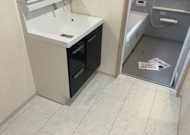 【脱衣所】 | 多くの戸建て住宅で見かける洗面脱衣所は、洗面台と洗濯機が2畳ほどのスペースに並べられていて、洗面所が脱衣所を兼ね備えている間取りが一般的です。お客様が利用することもある、パブリックな空間でもあります。