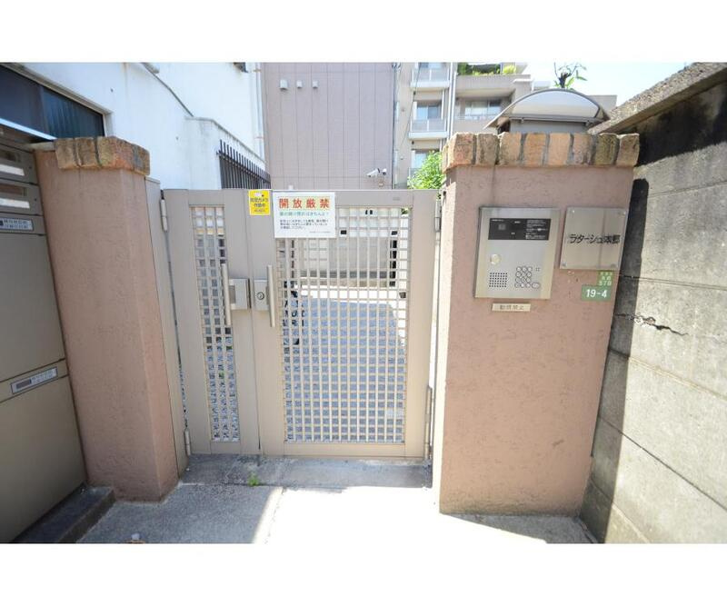 ラターシュ本郷のエントランス