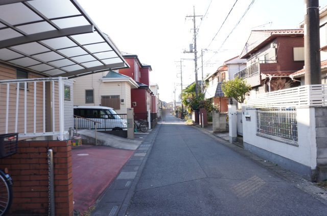 草加市青柳8丁目 中古建ての前面道路含む現地写真