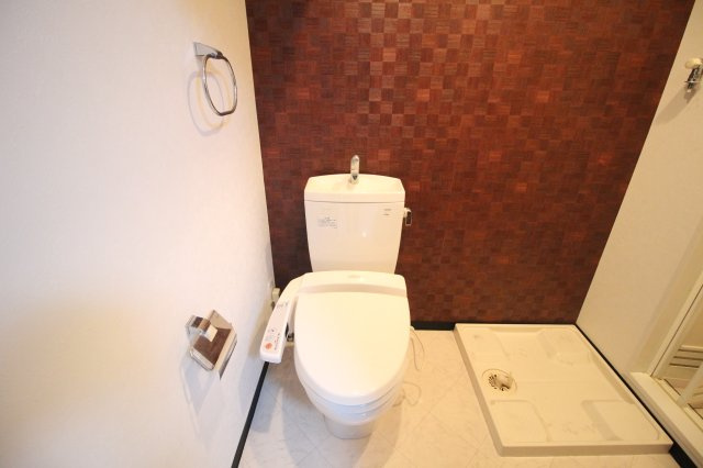 【トイレ】 | レクシア鶴ヶ丘 | 温水洗浄便座付き☆上部に収納棚もあります。