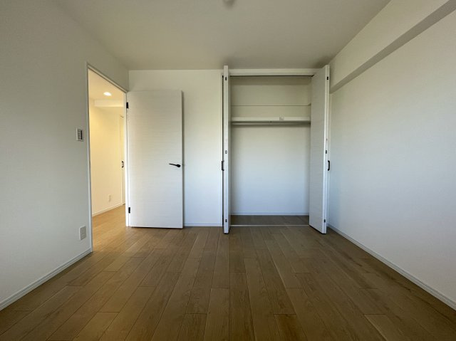 自宅で温泉三昧！ルーバルで整い三昧！今夜のご飯はすしざんまい！な、『グランシティ横濱保土ヶ谷』リフォームの洋室|落ち着いた色調の洋室です