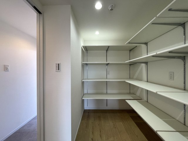 自宅で温泉三昧！ルーバルで整い三昧！今夜のご飯はすしざんまい！な、『グランシティ横濱保土ヶ谷』リフォームの収納|たっぷりとした収納スペースです