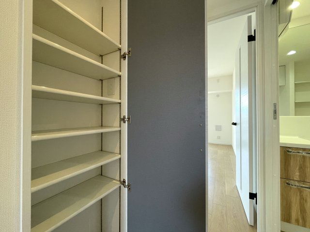 自宅で温泉三昧！ルーバルで整い三昧！今夜のご飯はすしざんまい！な、『グランシティ横濱保土ヶ谷』リフォームの収納|こまごまとしたものを収納できそうですね