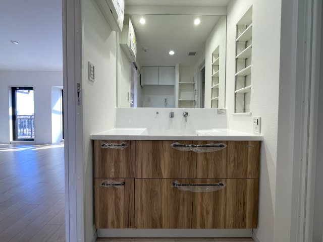 自宅で温泉三昧！ルーバルで整い三昧！今夜のご飯はすしざんまい！な、『グランシティ横濱保土ヶ谷』リフォームの独立洗面台|朝の支度にも助かる、独立の洗髪洗面化粧台