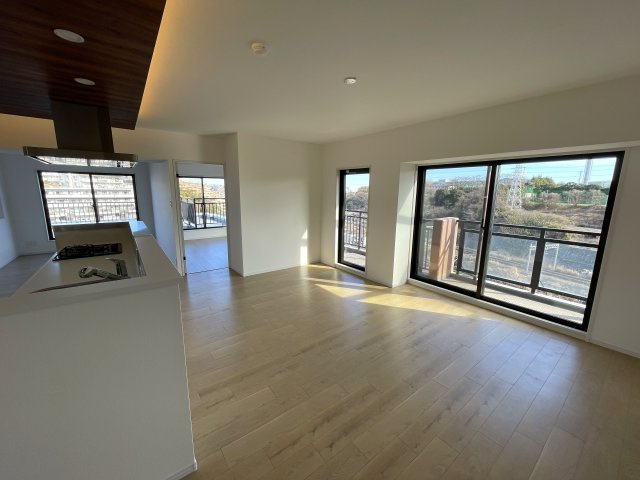 自宅で温泉三昧！ルーバルで整い三昧！今夜のご飯はすしざんまい！な、『グランシティ横濱保土ヶ谷』リフォームの居間・リビング|おしゃれなリビングです