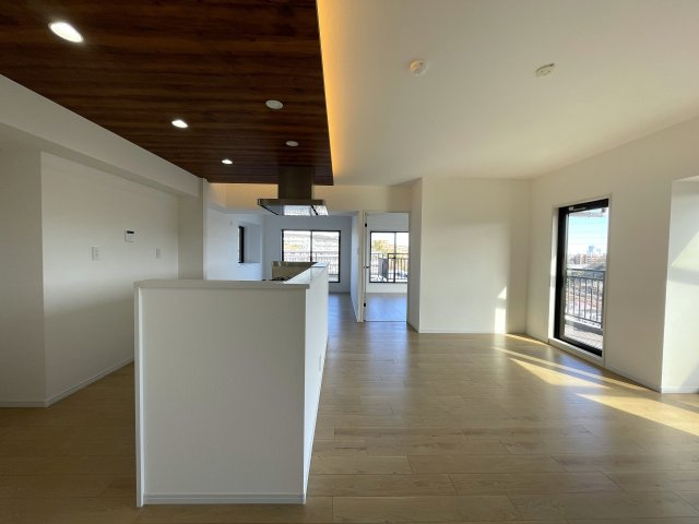 自宅で温泉三昧！ルーバルで整い三昧！今夜のご飯はすしざんまい！な、『グランシティ横濱保土ヶ谷』リフォームの居間・リビング|こちらの居間で趣味の時間をお楽しみください