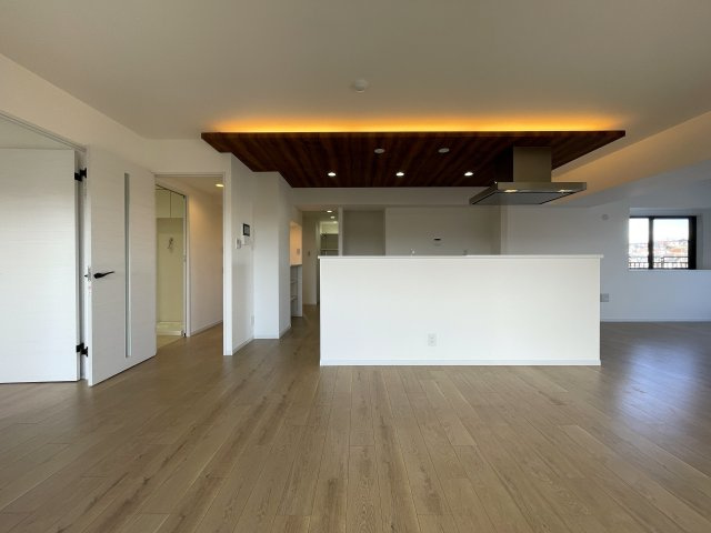 自宅で温泉三昧！ルーバルで整い三昧！今夜のご飯はすしざんまい！な、『グランシティ横濱保土ヶ谷』リフォームの居間・リビング|おしゃれな居間です