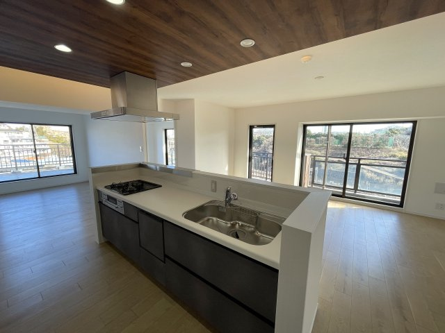 自宅で温泉三昧！ルーバルで整い三昧！今夜のご飯はすしざんまい！な、『グランシティ横濱保土ヶ谷』リフォームのキッチン|お料理しやすいキッチンです