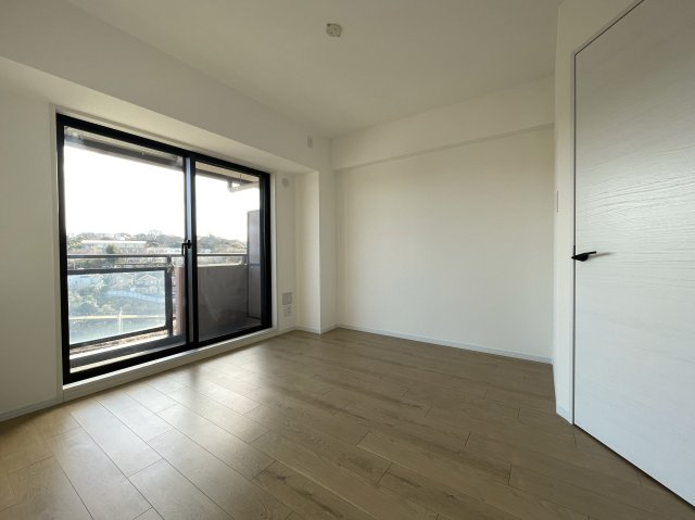 自宅で温泉三昧！ルーバルで整い三昧！今夜のご飯はすしざんまい！な、『グランシティ横濱保土ヶ谷』リフォームの洋室|明るい洋室です