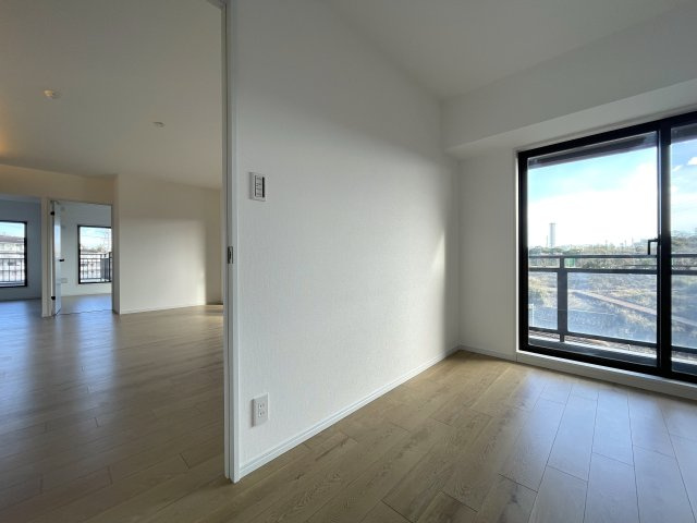 自宅で温泉三昧！ルーバルで整い三昧！今夜のご飯はすしざんまい！な、『グランシティ横濱保土ヶ谷』リフォームの居間・リビング|おしゃれな居間です