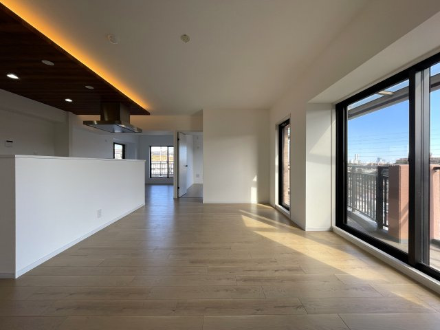 自宅で温泉三昧！ルーバルで整い三昧！今夜のご飯はすしざんまい！な、『グランシティ横濱保土ヶ谷』リフォームの居間・リビング|ゆったりとしたリビングです