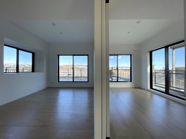 自宅で温泉三昧！ルーバルで整い三昧！今夜のご飯はすしざんまい！な、『グランシティ横濱保土ヶ谷』リフォームの洋室|明るい洋室です