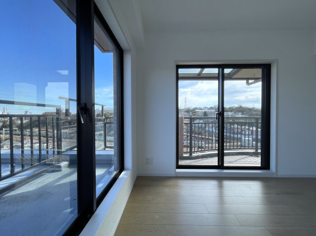 自宅で温泉三昧！ルーバルで整い三昧！今夜のご飯はすしざんまい！な、『グランシティ横濱保土ヶ谷』リフォームの洋室|落ち着いた色調の洋室です