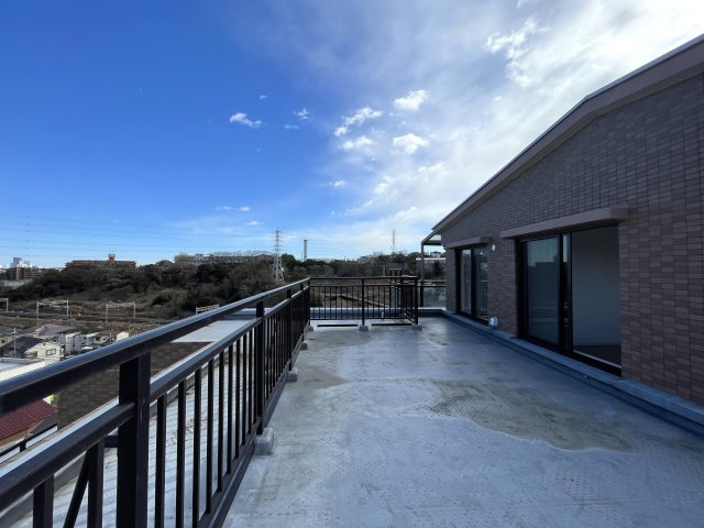 自宅で温泉三昧！ルーバルで整い三昧！今夜のご飯はすしざんまい！な、『グランシティ横濱保土ヶ谷』リフォームのバルコニー|広々としたバルコニーです