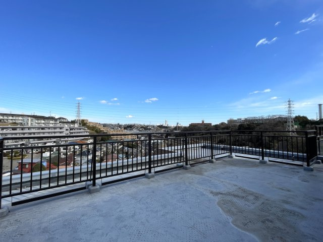 自宅で温泉三昧！ルーバルで整い三昧！今夜のご飯はすしざんまい！な、『グランシティ横濱保土ヶ谷』リフォームのバルコニー|落ち着いた時間を過ごせるバルコニーです