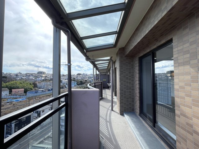 自宅で温泉三昧！ルーバルで整い三昧！今夜のご飯はすしざんまい！な、『グランシティ横濱保土ヶ谷』リフォームのバルコニー|広々としたバルコニーです