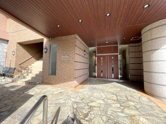 自宅で温泉三昧！ルーバルで整い三昧！今夜のご飯はすしざんまい！な、『グランシティ横濱保土ヶ谷』リフォームのエントランス|外観もきれいです