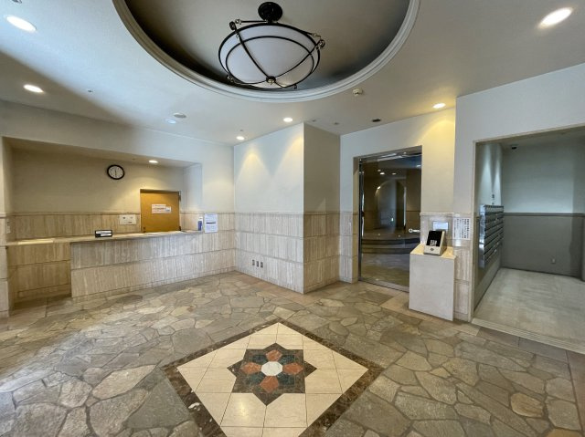 自宅で温泉三昧！ルーバルで整い三昧！今夜のご飯はすしざんまい！な、『グランシティ横濱保土ヶ谷』リフォームのエントランス|建物の内部です