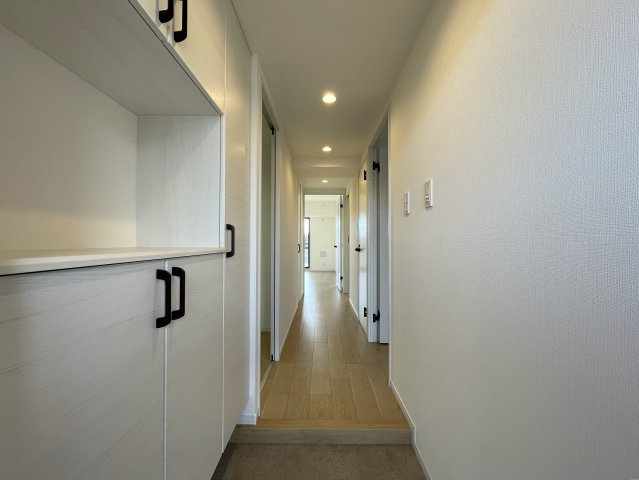 自宅で温泉三昧！ルーバルで整い三昧！今夜のご飯はすしざんまい！な、『グランシティ横濱保土ヶ谷』リフォームの玄関|ゆったりとした玄関です