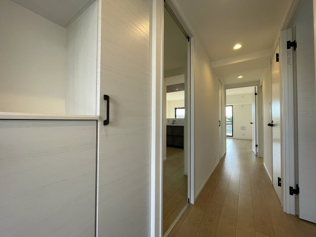 自宅で温泉三昧！ルーバルで整い三昧！今夜のご飯はすしざんまい！な、『グランシティ横濱保土ヶ谷』リフォームの玄関|落ち着いた玄関です