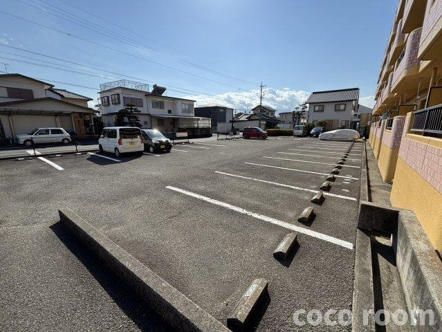 石津レジデンスの駐車場