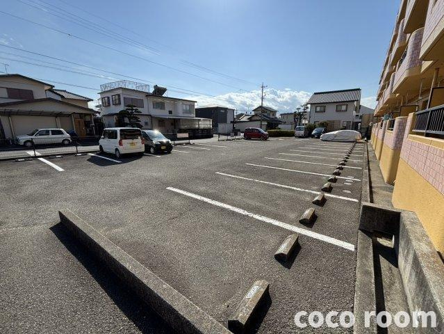 石津レジデンスの駐車場