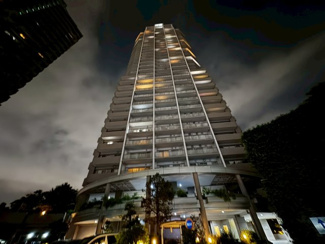 【外観】 | キャナルワーフタワーズWEST | 夜の外観です♪
日中とは違った、スタイリッシュな印象です！