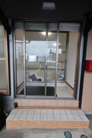 市野坪町山村貸事務所・店舗のエントランス