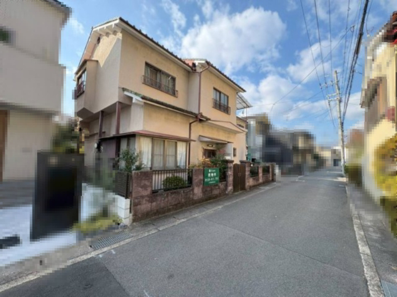 【成約済】長岡京市滝ノ町2丁目　　の前面道路含む現地写真|現状、目立って高い建物が周囲になく、開放的な環境です。隣地様との間隔もゆとりある計画ができそうです。