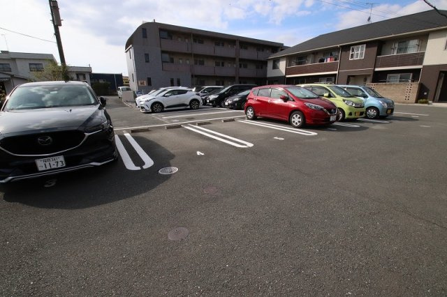 パストラル久留米B棟の駐車場|車をお持ちの方に嬉しい駐車場付きの物件です