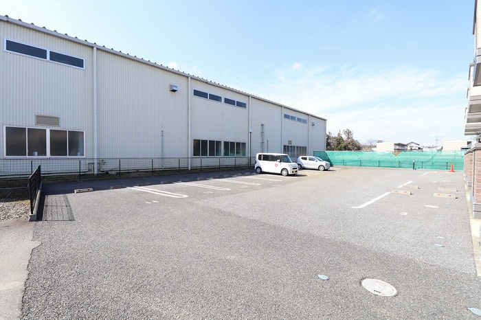 ダイヤファーストＳ.Ａｖｅの駐車場|駐車場（区画により隣の砂利駐車場）