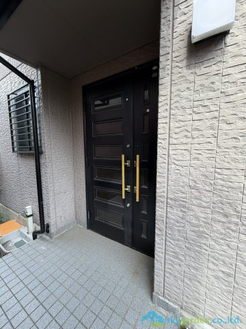 厚木市小野　中古戸建の玄関