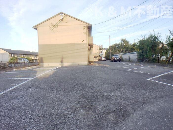 サンハイムＳ－Ｂの駐車場|駐車場があるので、車を買う予定の方も安心です