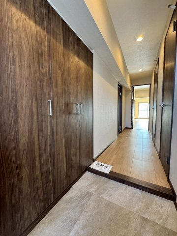 ファミリーコーポ今福の玄関|シューズボックス付きで玄関もすっきりです。