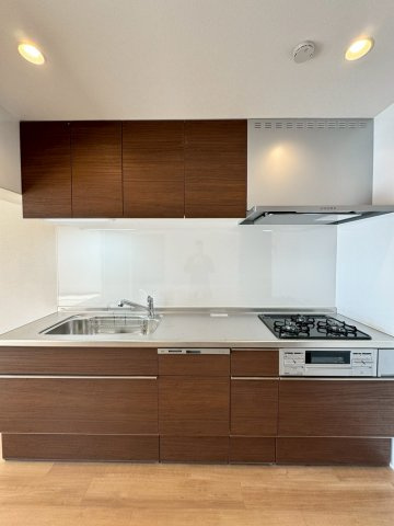 ファミリーコーポ今福のキッチン|後片付けにうれしい食洗器付きシステムキッチン。
上下に収納付きのキッチンで調理器具もすっきり片付きます！