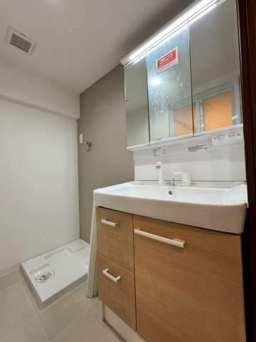 ファミリーコーポ今福の独立洗面台|3面鏡付きの明るい洗面化粧台です！
水回り全てリフォーム済みで気持ちよく生活ができます。